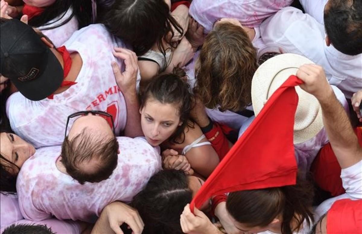 abertran39190034 participants gather as they hold red scarves to celebrate th170706130618