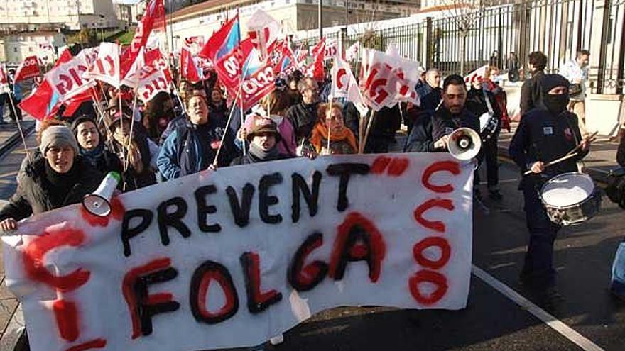 Los trabajadores de Prevent, ayer, en su protesta ante la Consellería de Industria.