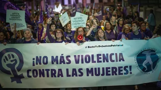 Manifestación 25-N en Tenerife: Cientos de personas alzan la voz en Santa Cruz para "condenar al agresor"