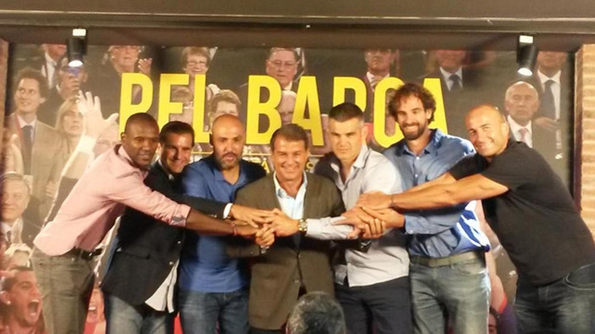 Joan Laporta, rodeado por Eric Abidal, Gabi Cairo, Javi Rodríguez, Enric Masip, Roger Grimau y Roger Esteller.