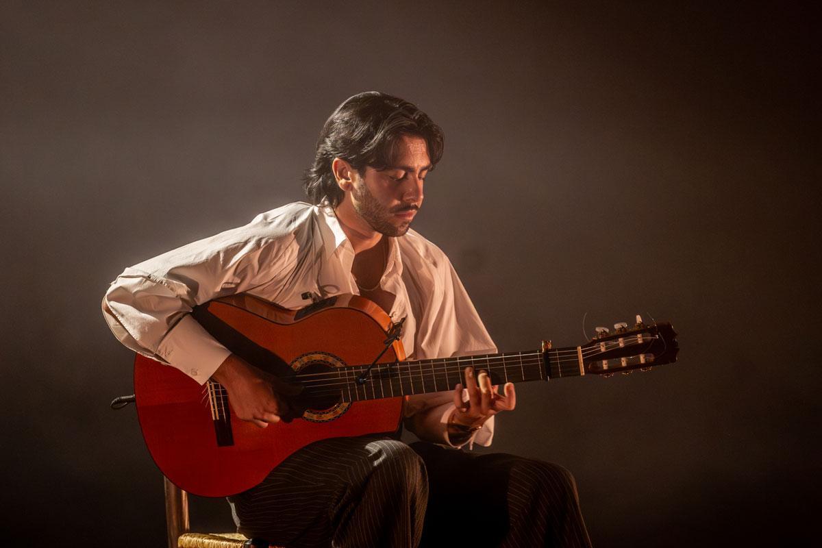 El guitarrista de flamenco Yerai Cortés durante una actuación.