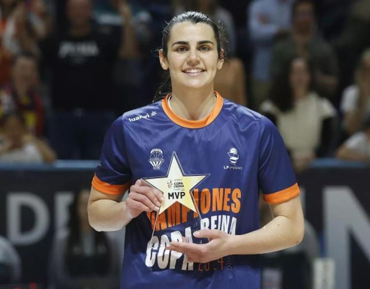 Leticia Romero, con el MVP de la primera Copa de la Reina del Valencia Basket.
