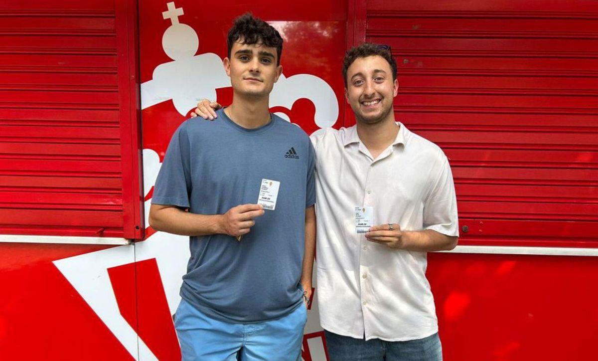 Arriba, aspecto de la larga cola ayer en El Molinón. Sobre estas líneas, a la izquierda, Sergio Azurmendi y Álvaro Tomillo, con sus abonos; a la derecha, Álvaro Tomillo muestra con su nuevo carné rojiblanco.
