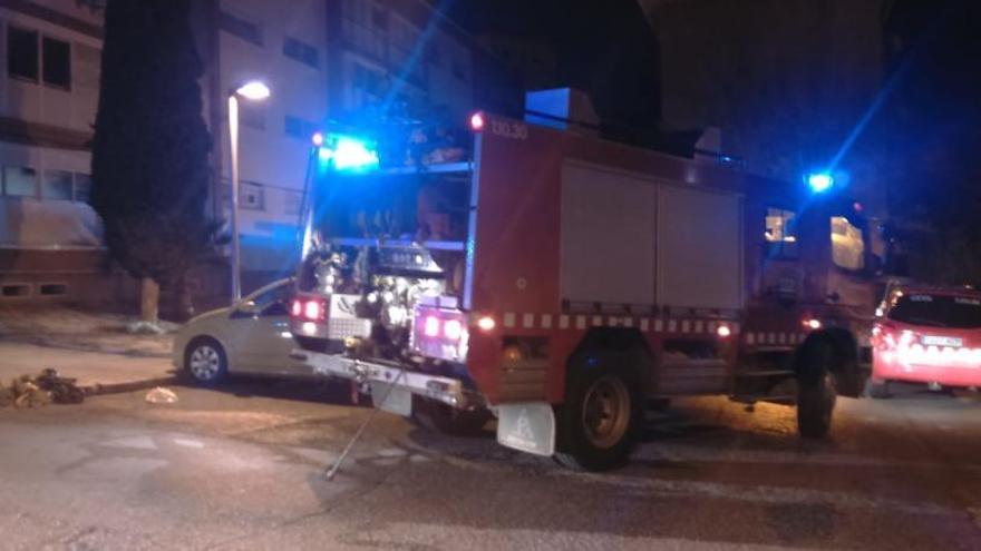 Bombers treballant al bloc on ha tingut lloc l&#039;incendi