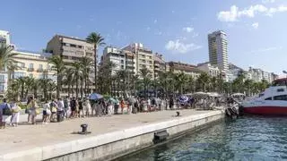 Largas colas a pleno sol en Alicante para embarcar hacia Tabarca: "No es normal tener que venir media hora antes si no hay sombra"