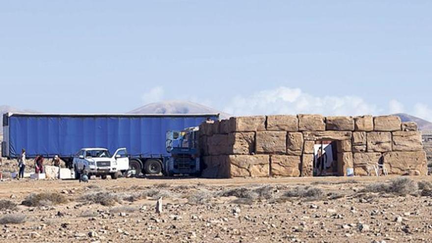 Imagen de las obras de la base para una esfinge egipcia que se levanta en Tebeto, cerca de Tindaya. | fuselli