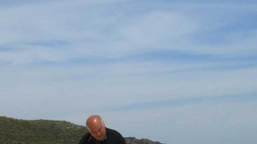 El italiano Paolo Landi, jugando con su perra &quot;Luci&quot; en la playa de Barru la pasada semana.