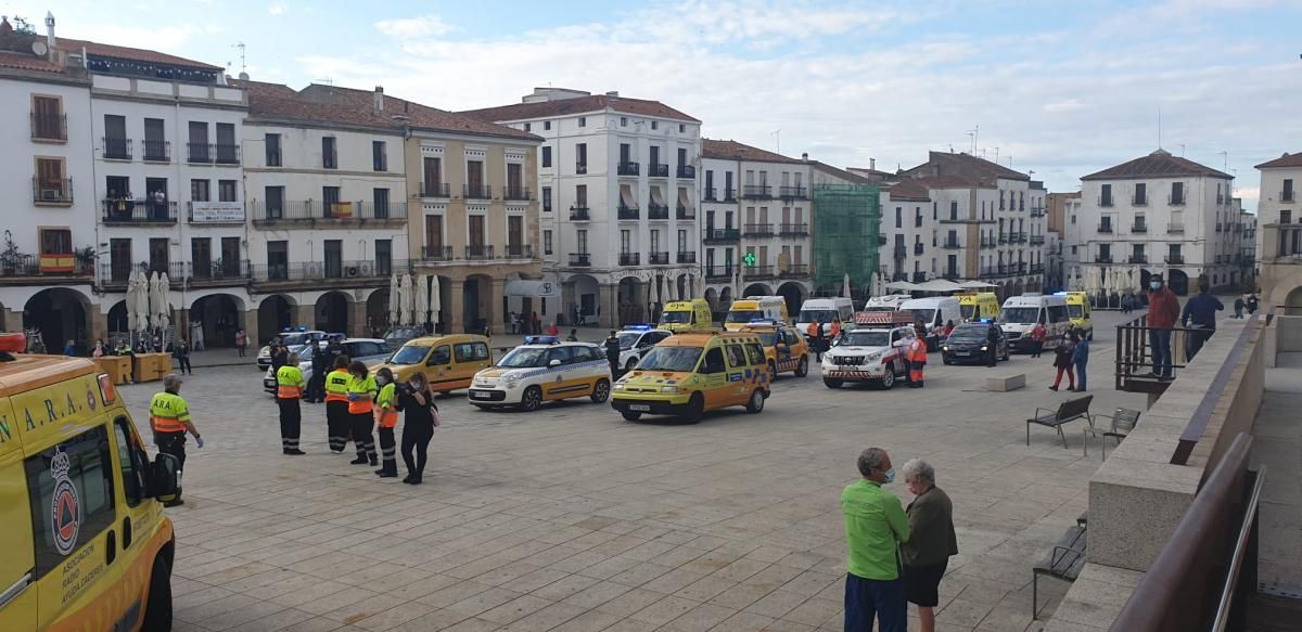 Sentido homenaje a las emergencias en Cáceres