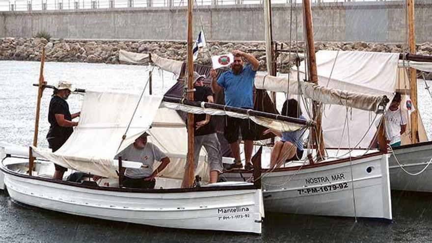 El GOB repartió ayer las primeras banderolas para aquellos navegantes comprometidos con la posidonia.