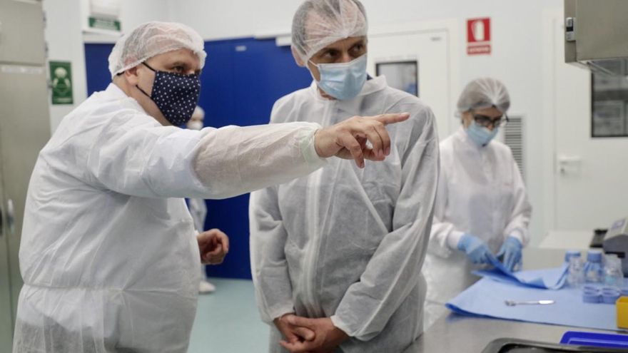 El ministro Pedro Duque, durante su visita a Zendal en julio.