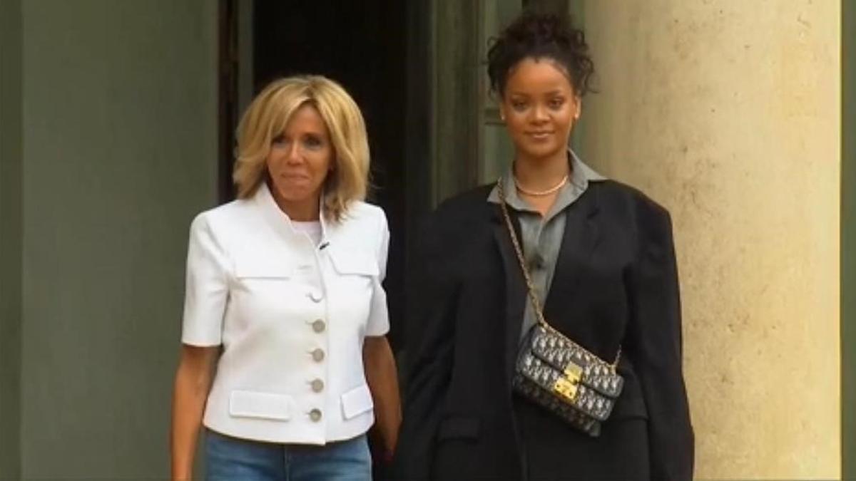 Brigitte Macron rrecibe a Rihanna en el Elíseo