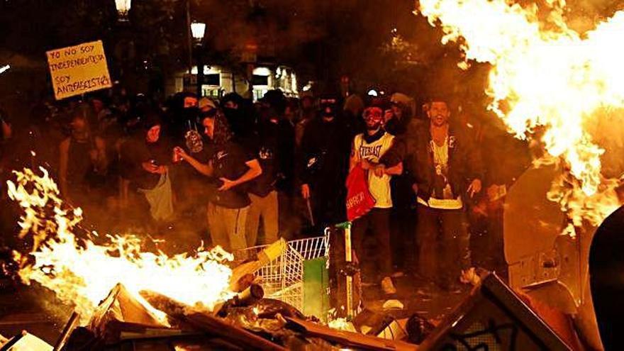 Els manifestants van tornar a cremar contenidors.