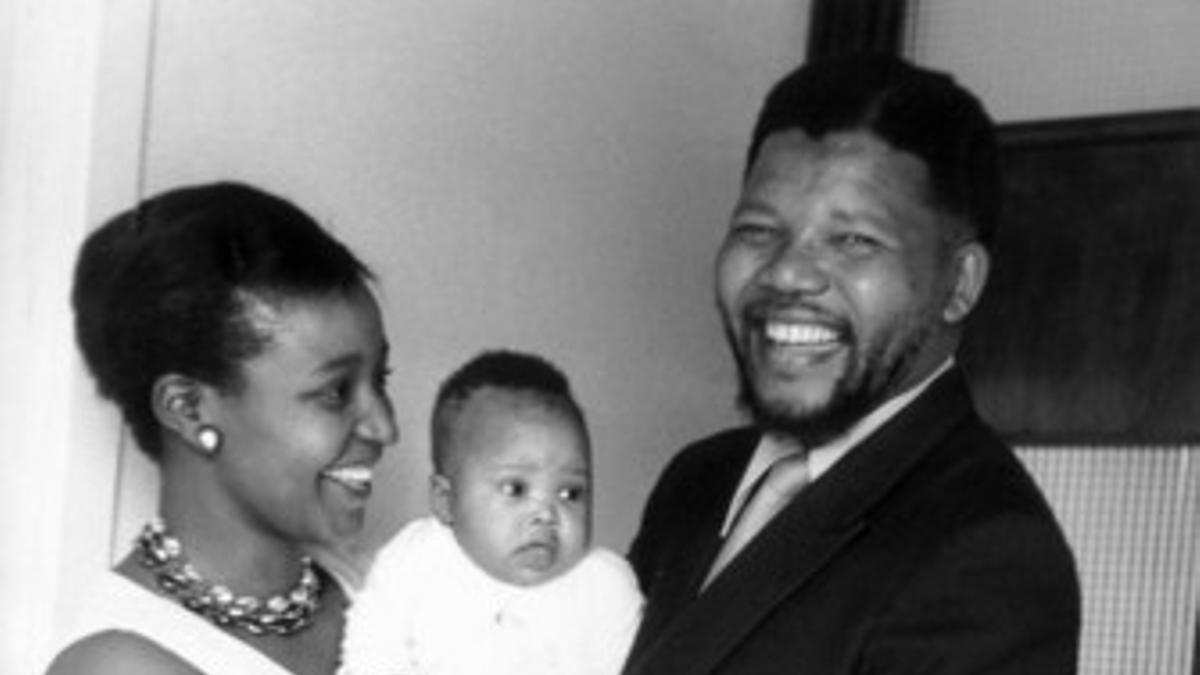 Mandela y su esposa Winnie posan felices junto a su primera hija, Zindzi, en Soweto, en 1961.