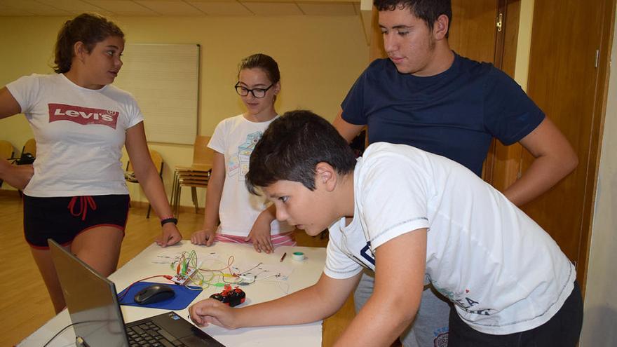 Los jóvenes aprendieron a programar sus propios drones.