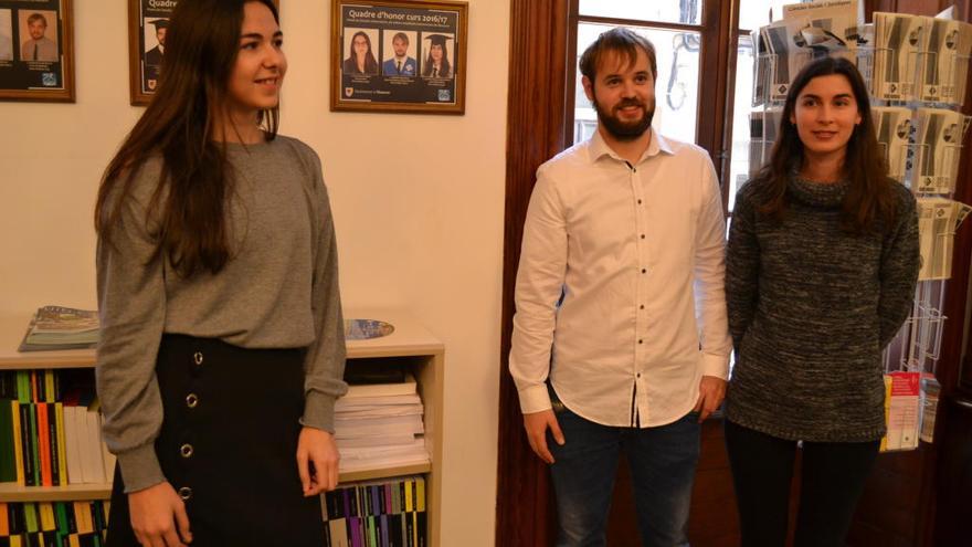 Carme Duran, Sebastià Capó y Camelia Viviana López, junto al cuadro de honor colgado esta mañana en la Institució Alcover de Manacor.