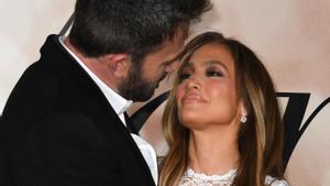 Jennifer Lopez i Ben Affleck: dos pardalets en un banc d’un parc a les Canàries