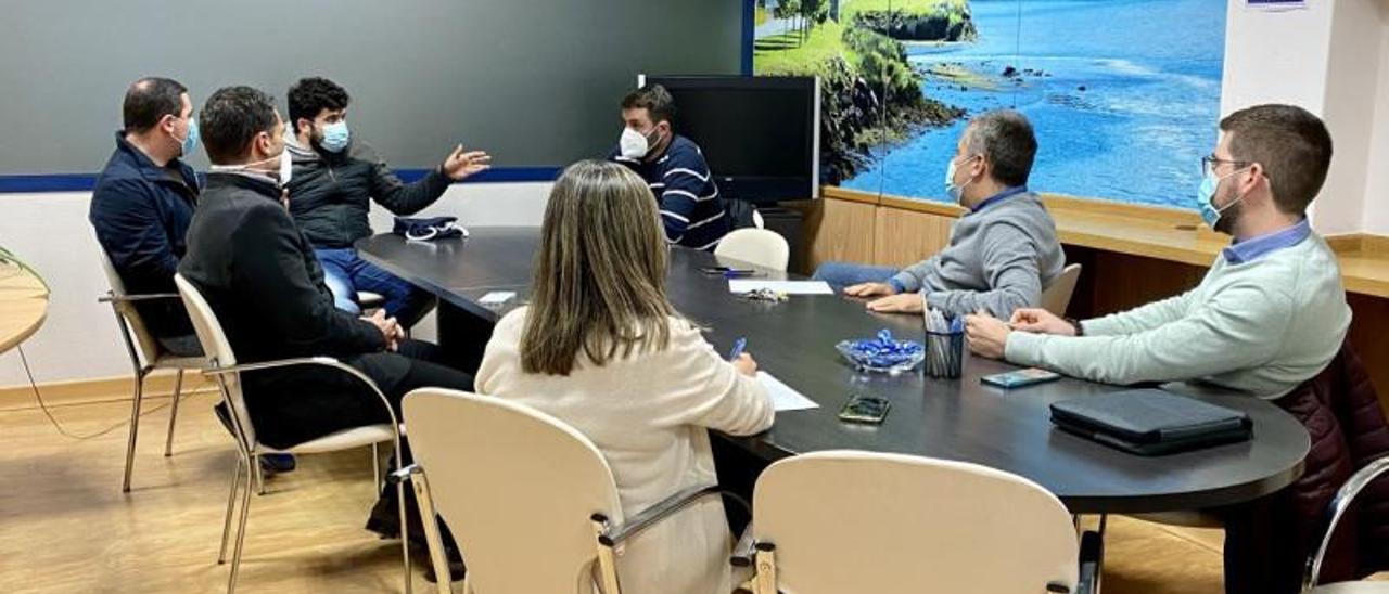 Reunión del PP con el comité de fábrica. El portavoz del PP de Pontevedra, Rafa Domínguez, se reunió ayer con representantes del comité de empresa de fábrica de la pastera. Domínguez insistió en señalar que el artículo 18 de la Ley de Cambio Climático amenaza a esta empresa y subrayó que “si Ence cierra no hay un plan B, cinco mil familias se van a la calle”. | FDV