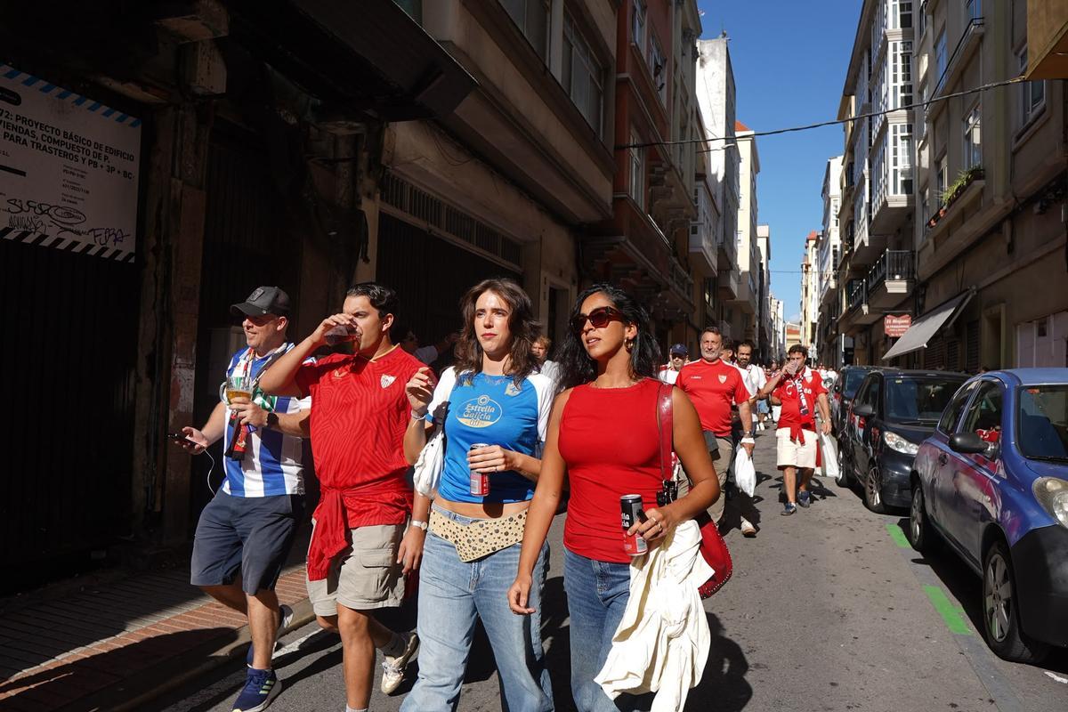 Aficionados del Sevilla por las calles de A Coruña antes del partido del Deportivo Aficionados del Sevilla por las calles de A Coruña antes del partido del Deportivo