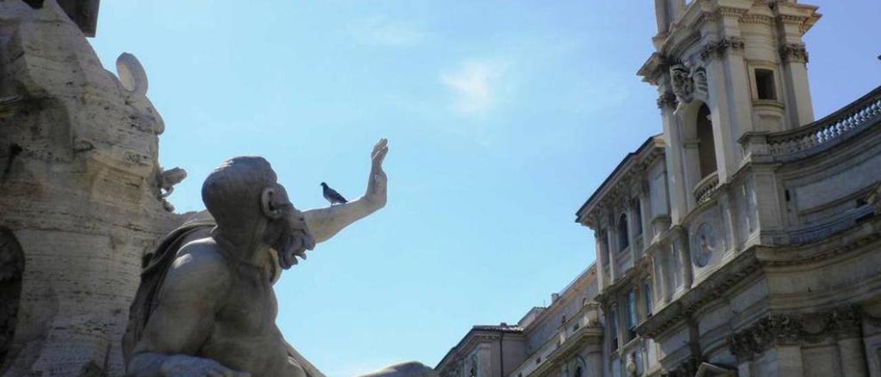 Estatua de la plaza Navona, de Bernini, que levanta un brazo frente a la iglesia de Borromini