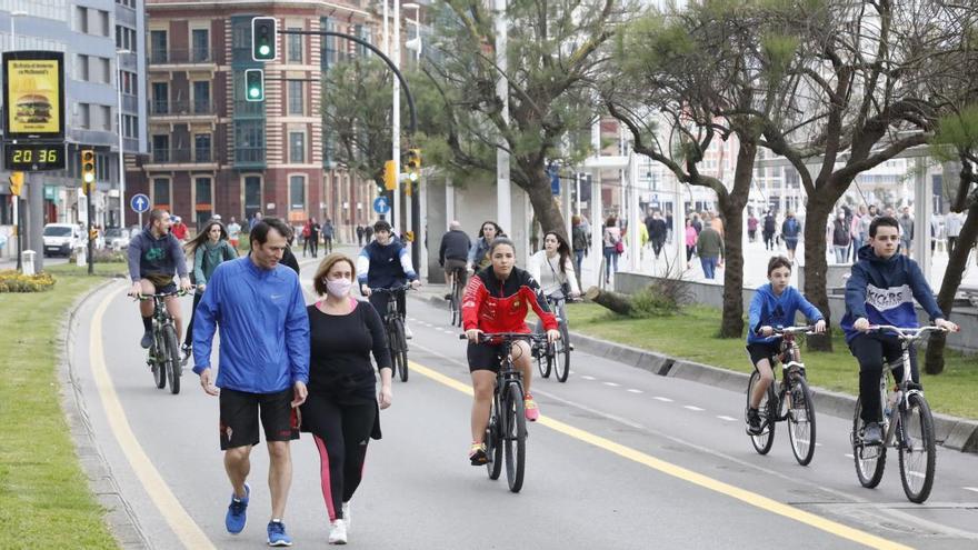 Paseantes y ciclistas por el carril de Rufo García Rendueles cortado al tráfico.