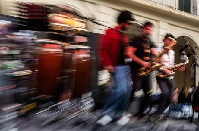 El concierto colectivo JazzDay Alicante llena la plaza del Ayuntamiento de música y color