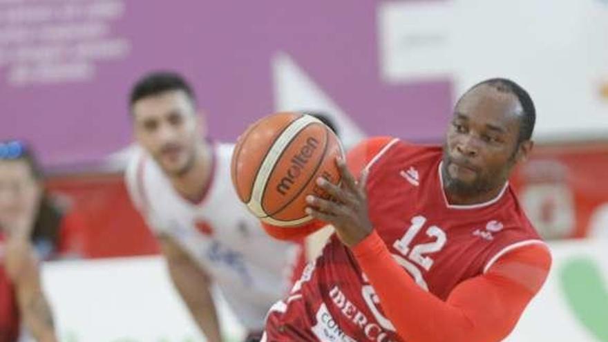 Lorenzo Envó, con la pelota, en un partido del Iberconsa. // R. Grobas