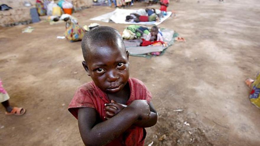 Una niña congoleña desplazada llora en el campamento de acogida Don Bosco, que desde los enfrentamientos de la semana pasada ha aumentado en 800 personas.