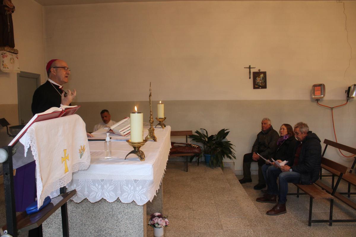 GALERÍA | El obispo visita Villanueva de la Sierra y As Hedradas