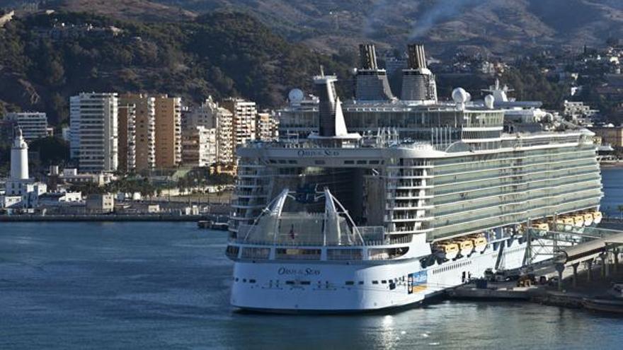 Vista del Oasis of the seas atracado en el puerto, con Málaga al fondo