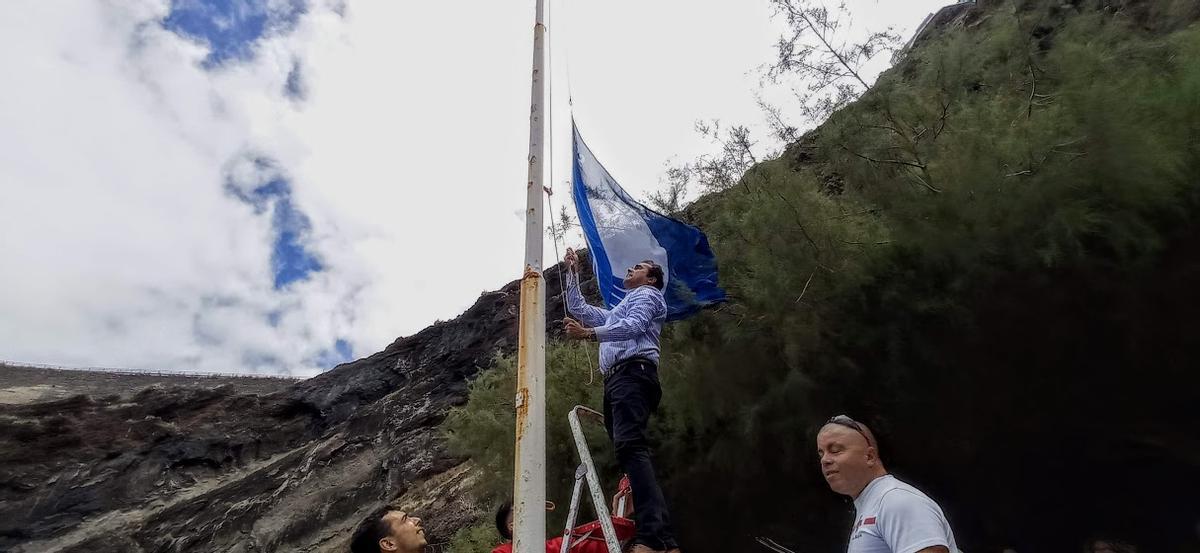 El alcalde de Tacoronte iza la Bandera Azul en Playa de la Arena, en Mesa del Mar