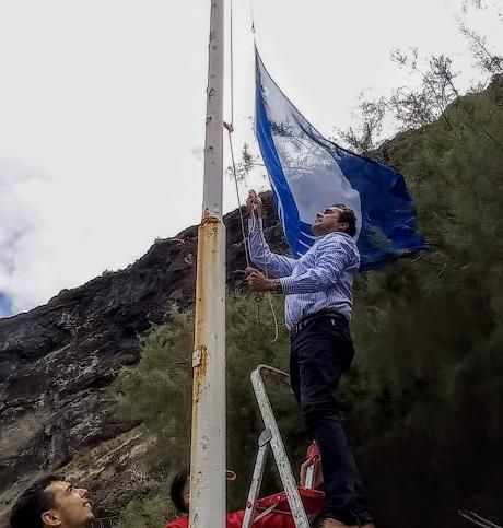 El alcalde de Tacoronte iza la Bandera Azul en Playa de la Arena, en Mesa del Mar