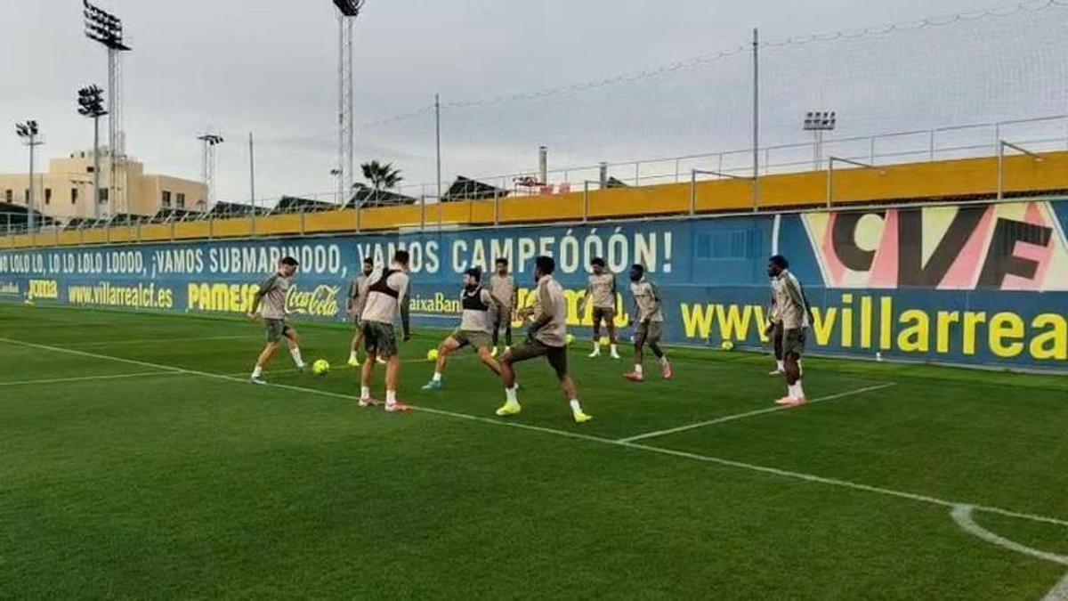 Vídeo | El entrenamiento del Villarreal CF, con las ausencias de Moleiro y Cardona