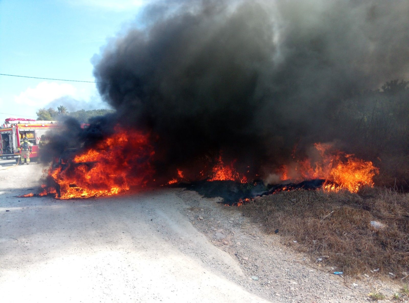 El incendio de un coche alcanza un torrente en Ibiza
