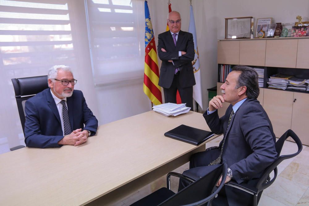 Visita del embajador de Cuba en España a Torrevieja