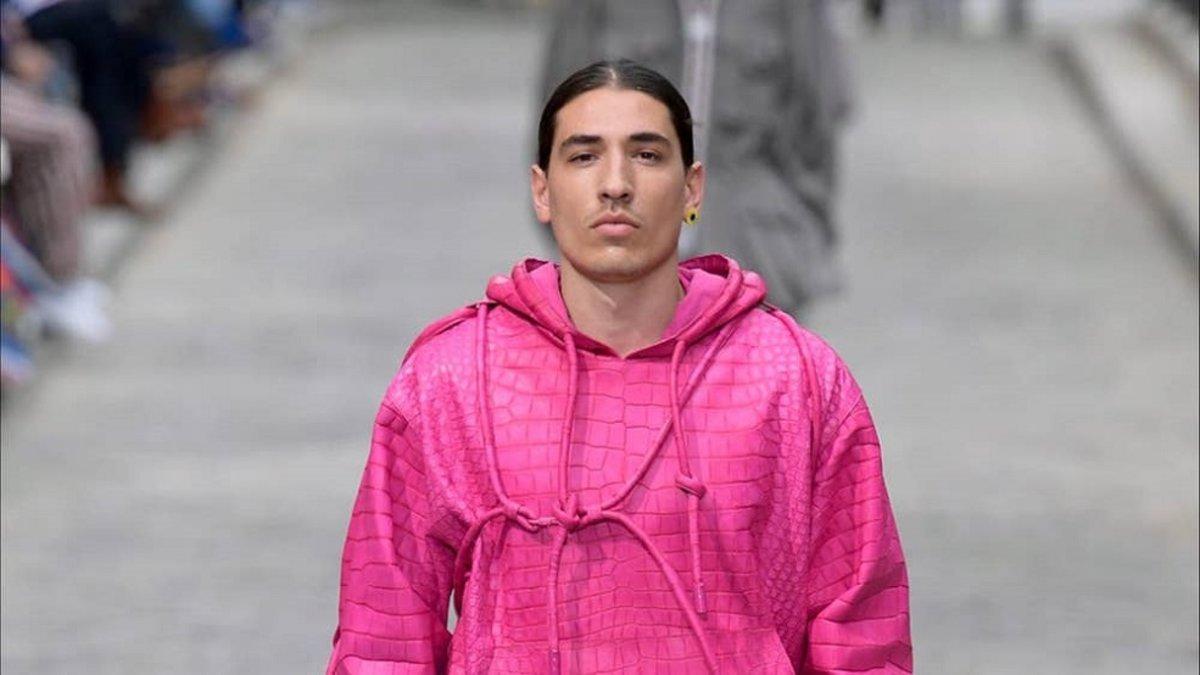 Héctor Bellerín se estrena como modelo en la semana de la moda de París