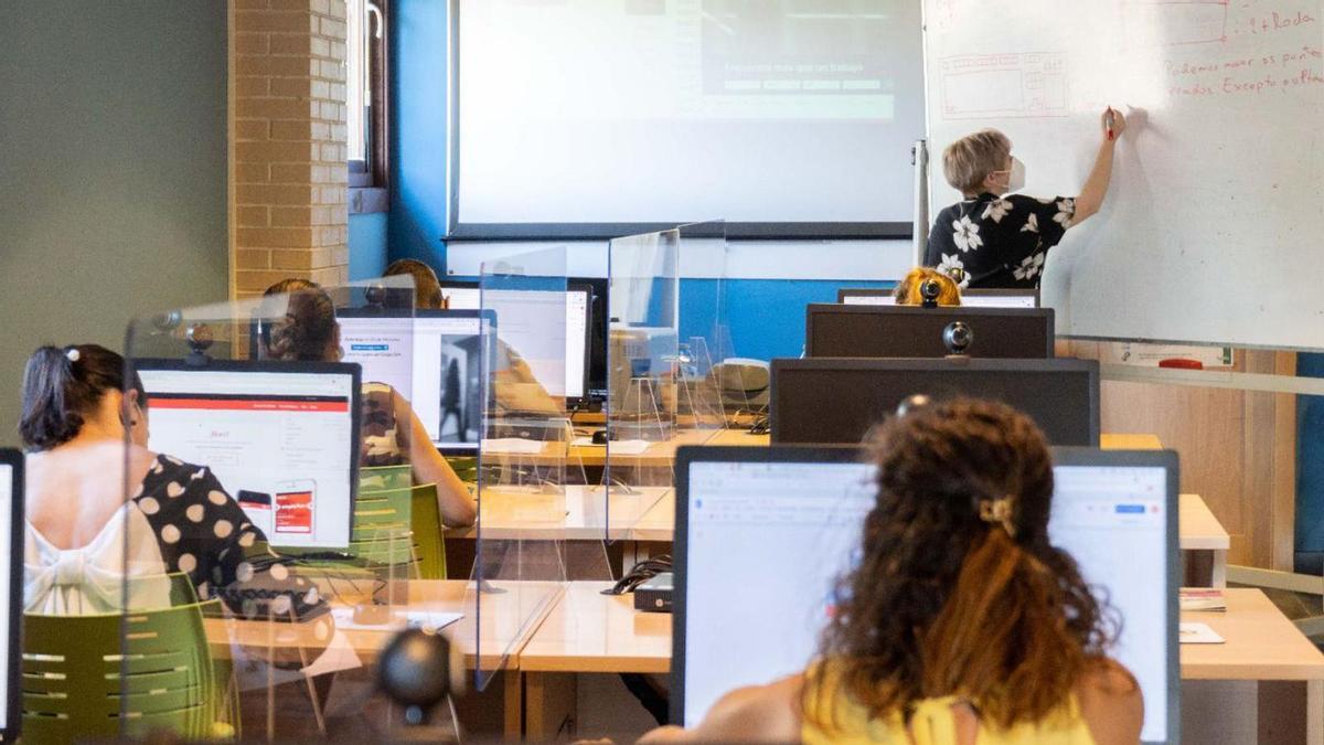 Una de las clases impartidas en el aula CeMIT de Tomiño.