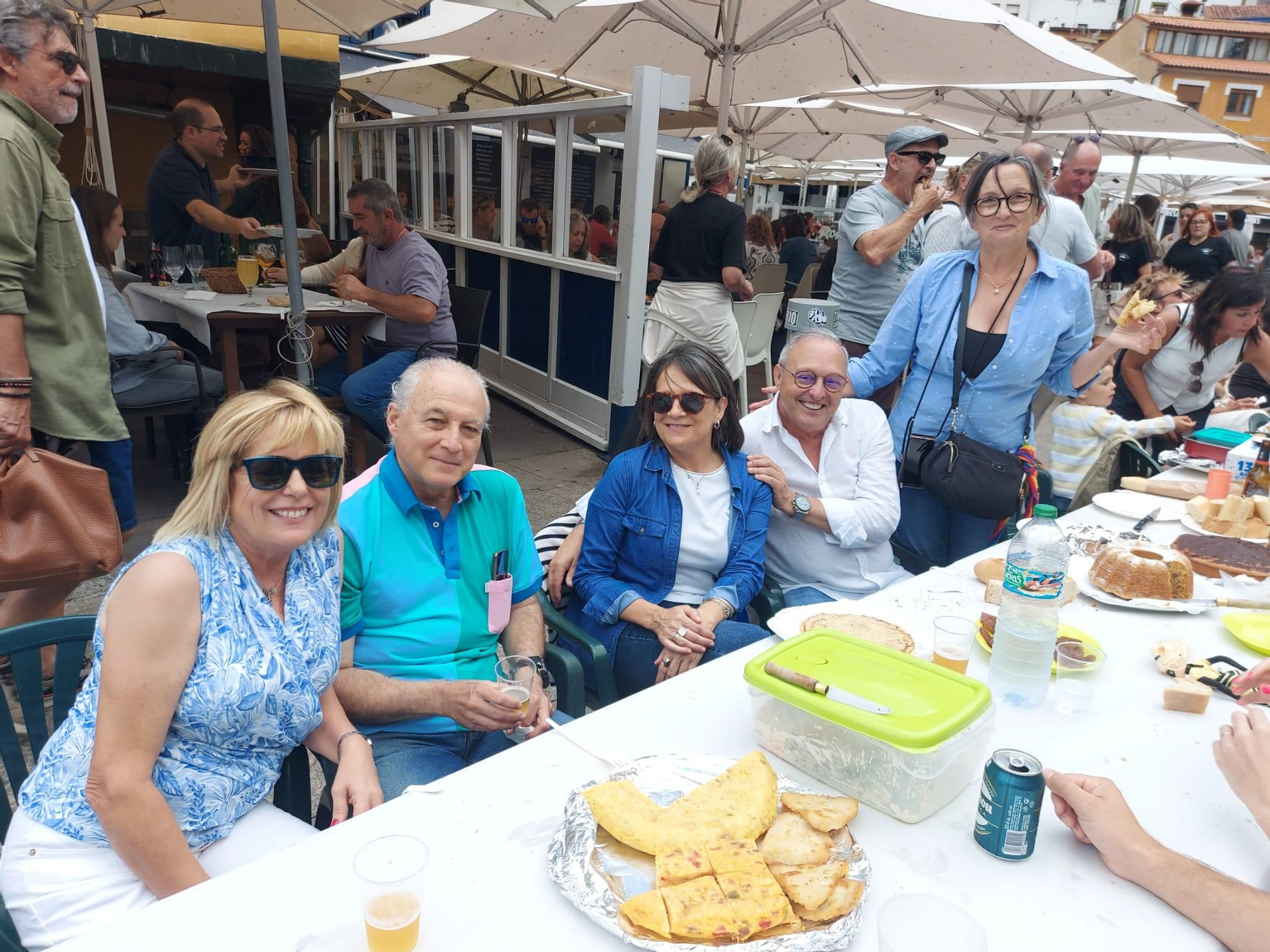 En imágenes: En imágenes: Más de 1.200 personas participan en la tercera comida en la calle de Cudillero