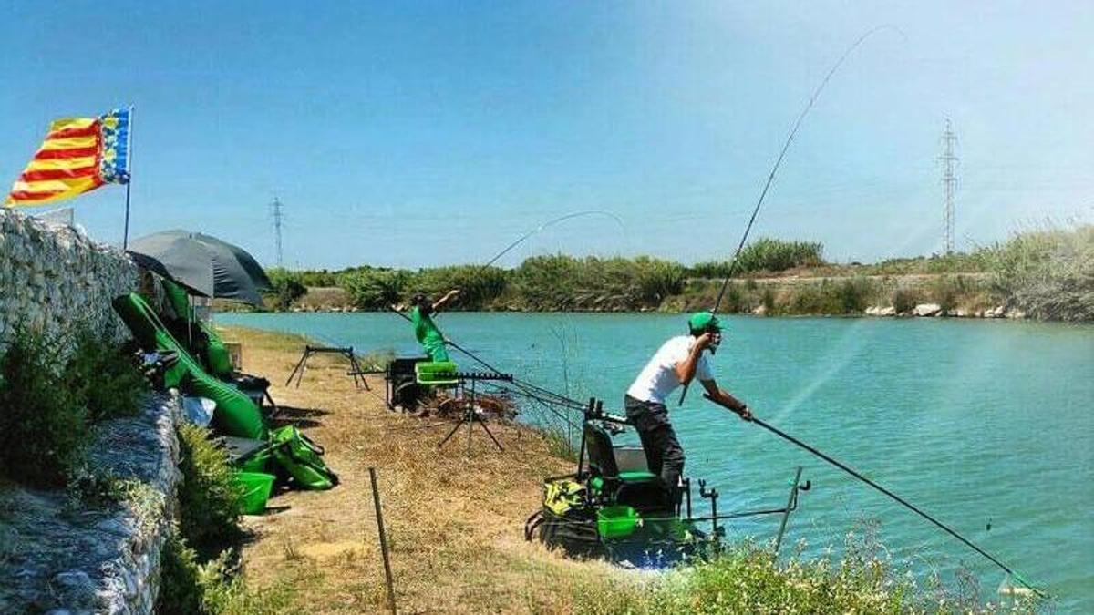 Dos aficionados, en la Zona de Pesca Controlada de Fortaleny.