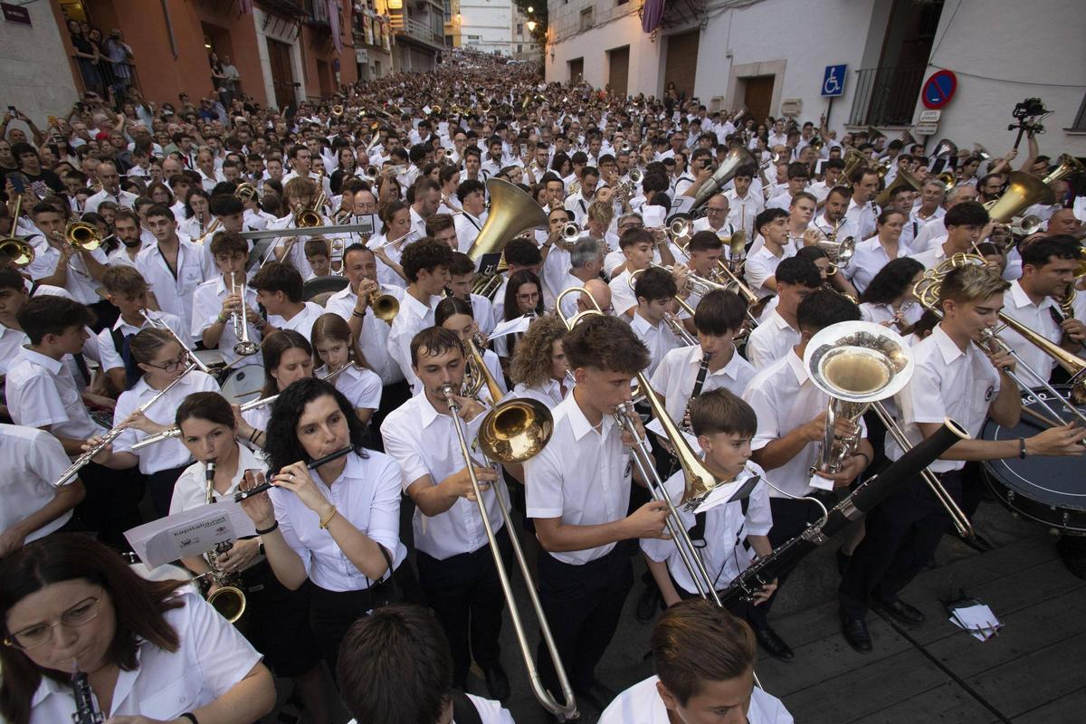 Músicos en la Entrada de Bandes de las fiestas de Ontinyent de 2024.