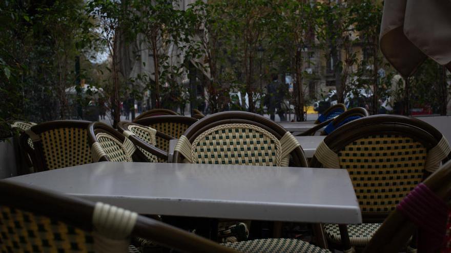 Sillas y mesas de la terraza de un bar cerrado en Cataluña