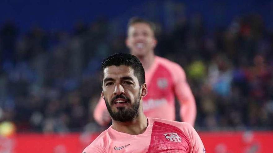 Luis Suárez celebra el segundo gol del Barcelona. // Sergio Pérez