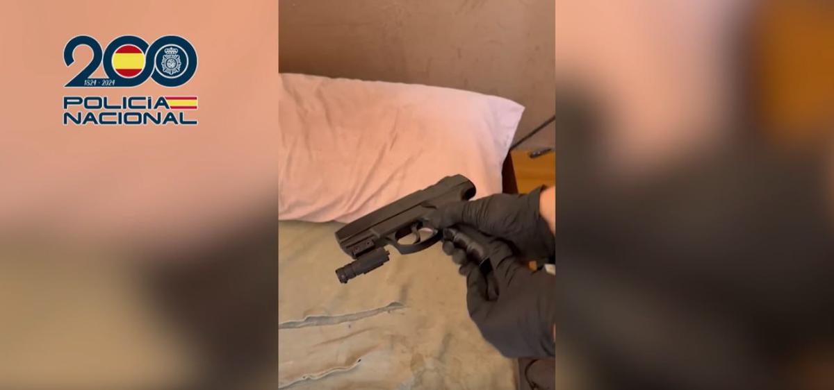 Arma de fuego incautada durante la operación.