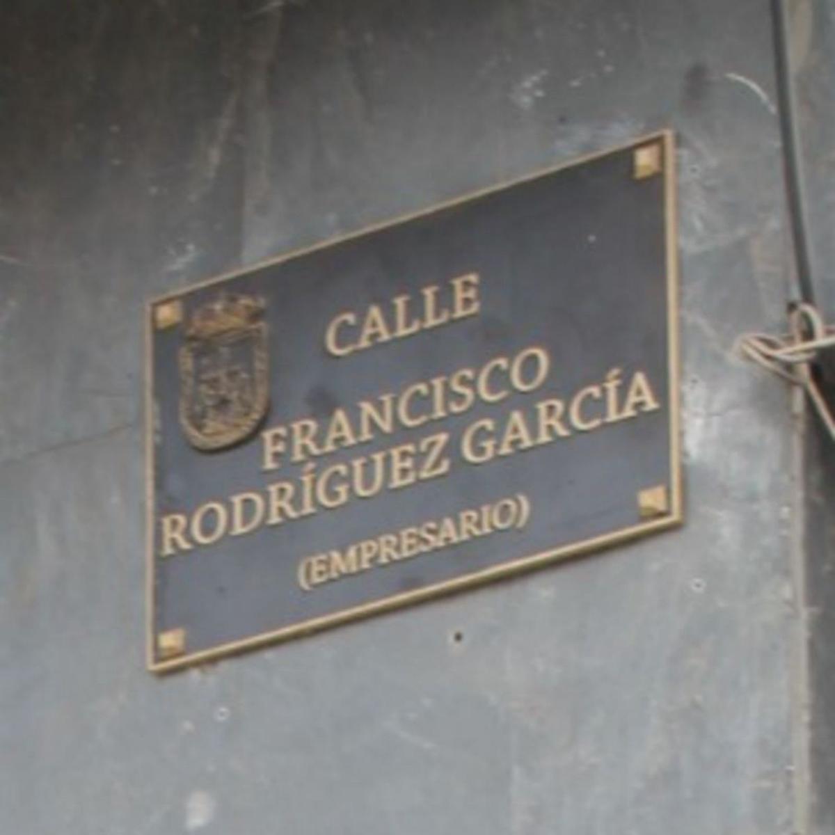 &quot;Es algo muy grande&quot;, dice Francisco Rodríguez al pasear por la calle que le dedica Oviedo