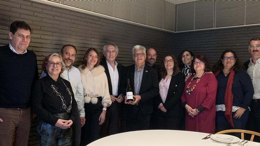 Vinos de Alicante distingue a la Real Academia de la Historia con el premio Fondillón 2025