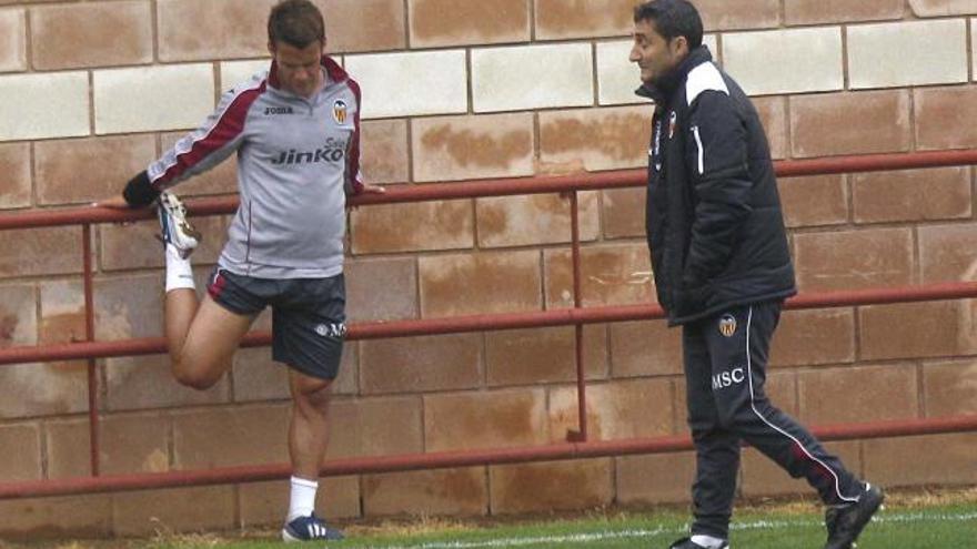 Bernat escucha a Valverde durante el entrenamiento de ayer en Paterna.