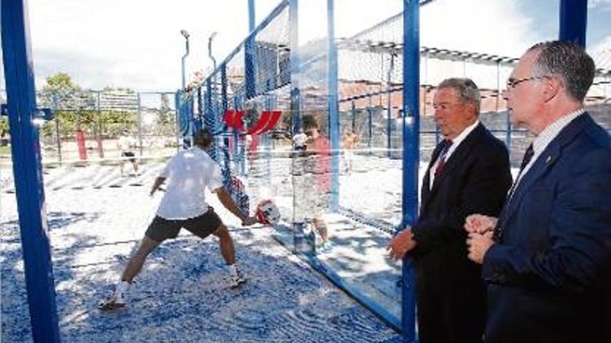 David Moner i Jaume Torramadé, llavors president de la UFEC i alcalde de Salt, inaugurant unes pistes 
de pàdel al complex saltenc de la Unió de Federacions, el setembre del 2013.