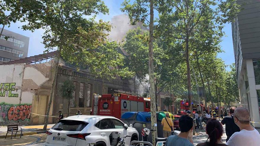 Incendio en la calle de CIutat de Granada, en Poblenou (Barcelona)