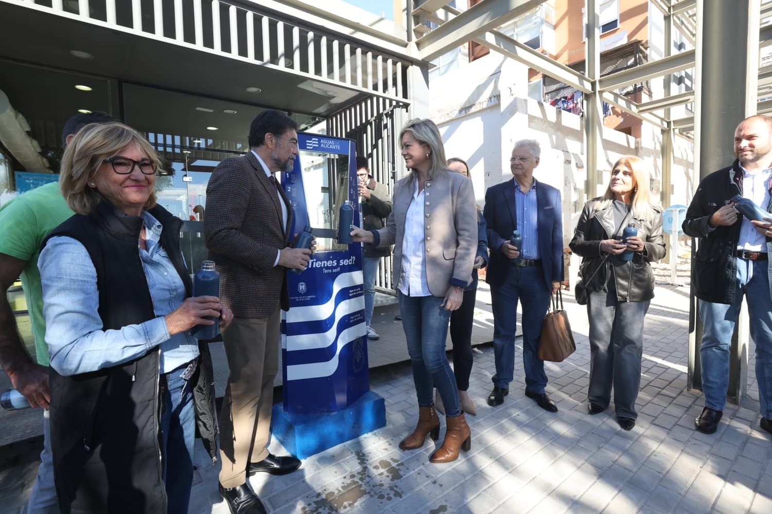 Aguas de Alicante instala una nueva fuente de agua potable refrigerada en el mercadillo de Teulada