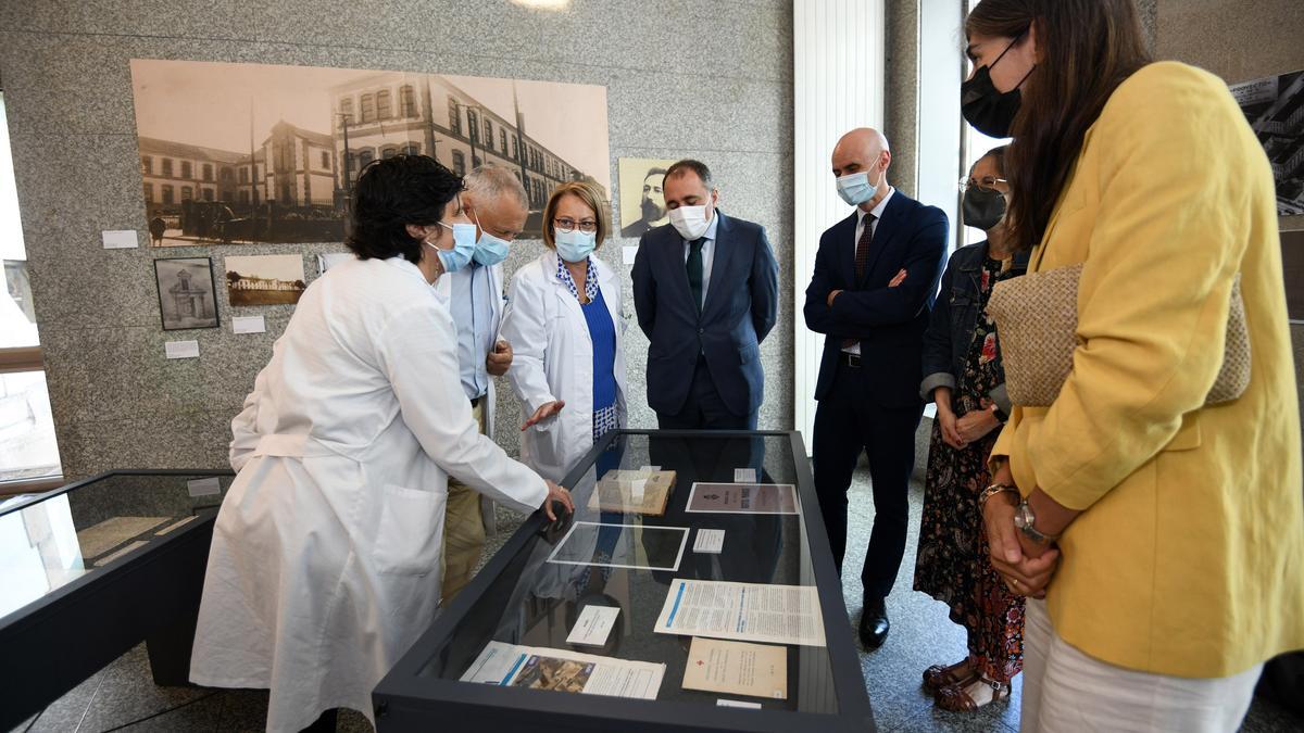 El conselleiro de Sanidade encabezó la apertura de la exposición.