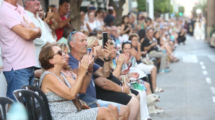 El público está siguiendo el desfile con emoción